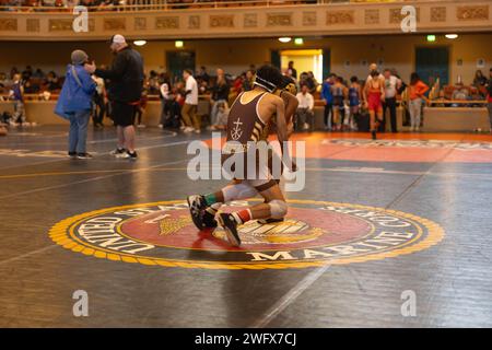 Die US-Marines sehen zwei Wrestler beim Tim Brown Memorial Wrestling Tournament im Sacramento Memorial Auditorium in Sacramento, Kalifornien, am 13. Januar 2024. Das jährlich stattfindende Tim Brown Memorial Wrestling Turnier wird für die California High Schools ausgetragen und zu Ehren des Fallen Marine und Foothill High School Wrestlers Alumn, Lance CPL. Timothy Brown, der am 14. November 2006 in der Provinz Anbar im Irak getötet wurde. Stockfoto