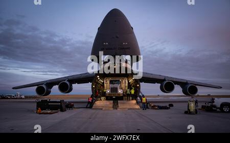 Die US-Luftstreitkräfte, die der 9. Airlift Squadron zugeordnet sind, und die Crew von Lockheed Martin laden einen geostationären Operational Environmental Satellite der National Oceanic and Atmospheric Administration auf eine C-5M Super Galaxy auf der Buckley Space Force Base, Colorado, 22. Januar 2024. GOES-U wird in der Lage sein, Unwetter zu überwachen, Vulkanausbrüche zu erkennen, die Temperatur an Land und Meer zu messen, Notfallhelfer bei Waldbränden frühzeitig zu warnen und Sonneneruptionen zu beobachten, die die Telekommunikation auf und um die Erde beeinträchtigen könnten. Stockfoto