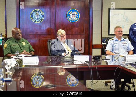 Vertreter der Führung der Homeland Security Task Force-Southeast United Command trafen sich mit der US-Botschaft Port-au-Prince, Haiti, Chargé d’Affaires Eric Stromayer, um die Operation Vigilant Sentry Posture und andere Initiativen zur maritimen Sicherheit im Coast Guard District Seven in Miami, Florida, am 8. Januar 2024 zu erörtern. Die HSTF-SE wurde 2003 gegründet und koordiniert häufig die Bemühungen mehrerer Bundes-, Landes- und Kommunalbehörden, um im Rahmen des OVS-Plans von 2004 auf Ereignisse der maritimen Migration im gesamten Karibischen Meer reagieren zu können. Stockfoto