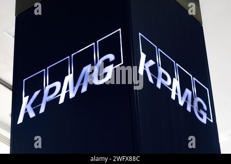 Das KPMG-Schild auf dem Bürogebäude in Canary Wharf, London, England, Großbritannien. Multinationales Unternehmen, Finanzdienstleistungen Stockfoto