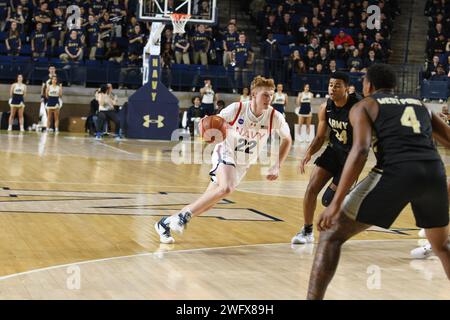 ANNAPOLIS, MD. (20. Januar 2024) die U.S. Naval Academy Midshipmen Junior Guard Mac MacDonald fährt während des Spiels mit der U.S. Military Academy Black Knights in die Lane. Das Herrenteam besiegte Army 57-53 im zweiten Spiel eines Doppelspiels, während die Damenmannschaft im ersten Spiel 51-66 verlor. Stockfoto