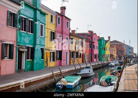 Burano, Italien - 25. Februar 2023; farbenfrohe Häuser entlang eines Kanals in Burano Italien Stockfoto
