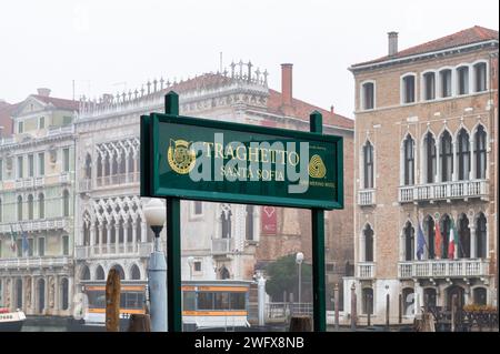 Venedig, Italien - 25. Februar 2023: Das Schild für Traghetto Santa Sofia auf dem Canal Grande in Venedig. Stockfoto