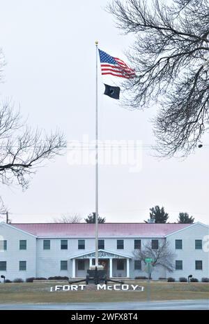 Die amerikanische Flagge auf dem Garnison-Fahnenmast ist am 2. Januar 2024 in Fort McCoy, Wiss, zu sehen. Fort McCoy liegt im Herzen des oberen Mittleren Westens und ist die einzige Einrichtung der US-Armee in Wisconsin. Die Anlage hat seit 1984 fast jedes Jahr Unterstützung und Einrichtungen für die vor- und Unterrichtsausbildung von mehr als 100.000 Militärangehörigen aus allen Diensten bereitgestellt. Erfahren Sie mehr über Fort McCoy online unter https://home.army.mil/mccoy, im Defense Visual Information Distribution System unter https://www.dvidshub.net/fmpao, auf Facebook unter „ftmccoy“ und auf Twitter unter „usagmccoy“. Stockfoto