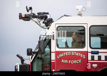 Volkan Gurses, Fahrer der Feuerwehr 39th Civil Engineer Squadron, beobachtet eine simulierte, unbewusste Pilotenrettung während eines bilateralen Absturzes, beschädigten oder deaktivierten Flugzeugrückgewinnungsübung (CDDAR) am 8. Januar 2024 auf dem Luftwaffenstützpunkt Incirlik in Türkiye. Das 10. Tanker Base Command und der 39. Air Base Wing der türkischen Luftwaffe führten das Training durch, um die Interoperabilität und Reaktionsfähigkeit der Fluglinie zu verbessern, und simulierten eine groß angelegte Rettungsaktion. Stockfoto