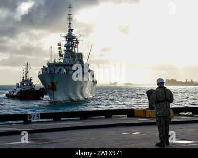 230901-N-EJ241-1024 DIEGO GARCIA, britisches Territorium im Indischen Ozean – Luke K. Adams, der US Navy Support Facility Diego Garcia zugeteilt, beobachtet, wie die kanadische Halifax-Klasse HMCS Montreal (FFH 336) für einen geplanten Hafenbesuch am 1. September 2023 in Diego Garcia eintrifft. Der Besuch unterstrich die strategische Bedeutung von Diego Garcia für einen dauerhaften freien und offenen Indo-Pazifik, indem er Präsenz ermöglichte, den Zugang zu den globalen Gemeingütern sicherstellte und die Verteidigung gewährte. Stockfoto