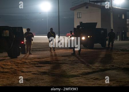 Verteidiger der US-Luftwaffe der 51st Security Forces Squadron führen während der Beverly Midnight 24-1 auf der Osan Air Base, Republik Korea, am 30. Januar 2024 eine Festnahme durch. BM24-1 ist eine routinemäßige Trainingsveranstaltung, bei der die militärischen Fähigkeiten auf der ganzen Halbinsel getestet werden, um kombinierte und gemeinsame Schulungen sowohl auf operativer als auch auf taktischer Ebene zu ermöglichen. Der 51st Fighter Wing ist der am weitesten verbreitete, permanent stationierte Flügel der Luftwaffe und ist damit betraut, einsatzbereite Airmen zur Durchführung von Kampfeinsätzen und zur Aufnahme von Folgetruppen bereitzustellen. Stockfoto