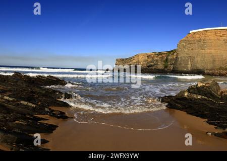 Blick auf den Strand Zambujeira do Mar an der Westküste Portugals Stockfoto