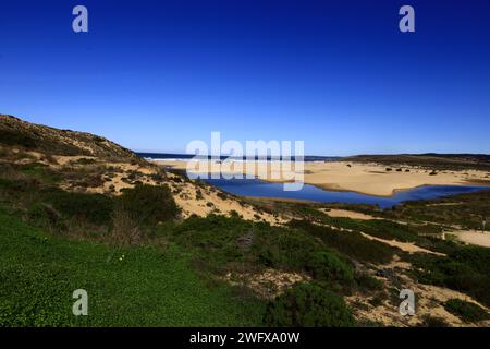 Blick auf den Bordeira Beach an der Westküste Portugals Stockfoto