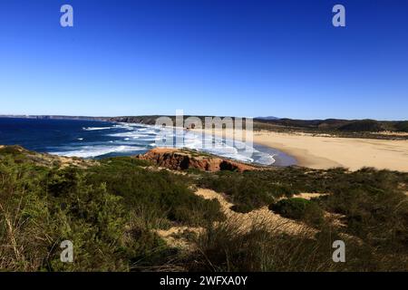 Blick auf den Bordeira Beach an der Westküste Portugals Stockfoto