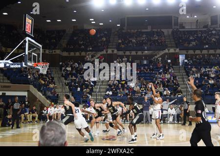 ANNAPOLIS, Md. (20. Januar 2024) die U.S. Naval Academy Midshipmen Senior Guard Austin Inge schießt während des Spiels mit der U.S. Military Academy Black Knights einen Freiwurf. Das Herrenteam besiegte Army 57-53 im zweiten Spiel eines Doppelspiels, während die Damenmannschaft im ersten Spiel 51-66 verlor. Stockfoto