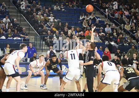 ANNAPOLIS, Md. (20. Januar 2024) das Basketballteam der U.S. Naval Academy Midshipmen schlägt gegen die U.S. Military Academy Black Knights in der Alumni Hall auf dem Campus der Naval Academy in Annapolis, Maryland, vor. Das Herrenteam besiegte Army 57-53 im zweiten Spiel eines Doppelspiels, während die Damenmannschaft im ersten Spiel 51-66 verlor. Stockfoto