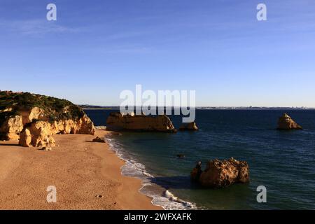 Ponta da Piedade ist eine Landzunge mit einer Gruppe von Felsformationen entlang der Küste der Stadt Lagos in der portugiesischen Region der Algarve Stockfoto