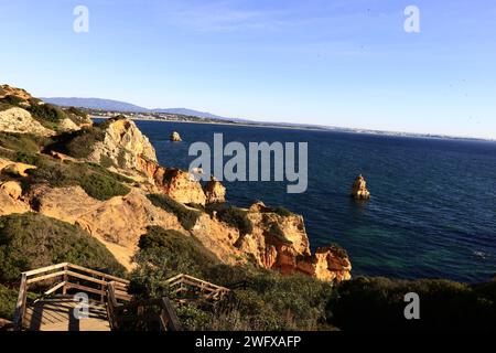 Ponta da Piedade ist eine Landzunge mit einer Gruppe von Felsformationen entlang der Küste der Stadt Lagos in der portugiesischen Region der Algarve Stockfoto