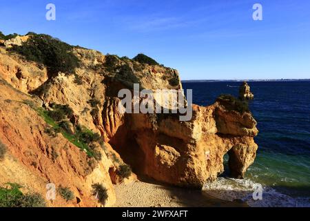 Ponta da Piedade ist eine Landzunge mit einer Gruppe von Felsformationen entlang der Küste der Stadt Lagos in der portugiesischen Region der Algarve Stockfoto