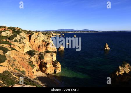 Ponta da Piedade ist eine Landzunge mit einer Gruppe von Felsformationen entlang der Küste der Stadt Lagos in der portugiesischen Region der Algarve Stockfoto