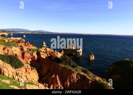 Ponta da Piedade ist eine Landzunge mit einer Gruppe von Felsformationen entlang der Küste der Stadt Lagos in der portugiesischen Region der Algarve Stockfoto