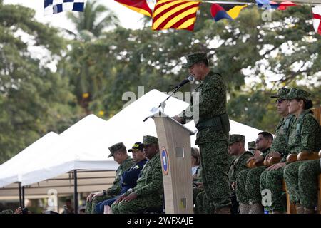 Almirante Francisco Hernando Cubides Granados, Kommandeur der kolumbianischen Marine, spricht zusammen mit Mitgliedern der US Marine Corps Forces, South, während einer Vereidigung auf der Base de Entrenamiento de Marina in Coveñas, Kolumbien, am 11. Januar 2023 mit Rekruten. Zum ersten Mal in der kolumbianischen Geschichte absolvierten 60 Frauen das Juramento de Bandera de Infantes de Marina, nachdem sie drei Monate lang Rekrutierungstraining absolviert hatten und sich in die Reihen der kolumbianischen Marineinfanterie eintraten. Das Women, Peace and Security (WPS)-Programm des US-Südkommandos erkennt die Vielfalt an Stockfoto