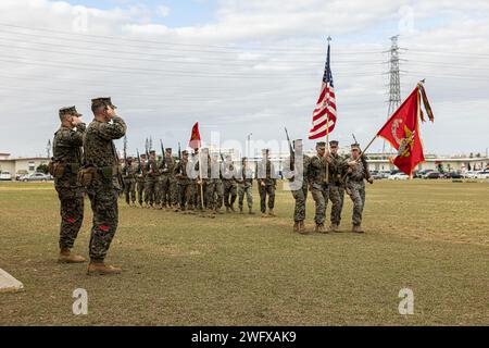 Major Eric Smack, der scheidende Sergeant Major des 3. Landungsunterstützungsbataillons, Combat Logistics Regiment 3, 3. Marine Logistics Group, und Major Christophe Stoudemayer, links, der kommende Sergeant Major der 3. LSB, die 2024 Entlastungs- und Ernennungszeremonie stellte die offizielle Übertragung der Verantwortlichkeiten des vorherigen Bataillons Sergeant Major, Major Eric Smack, dar. zum neuen Bataillon Sergeant Major, Sgt Stockfoto