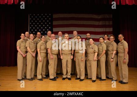 240119-N-KC192-1033 PORTSMOUTH, Virginia (19. Jan. 2024) Hauptkrankenhauskorpsman Jeffrey Tabor, der leitende Anführer der Marine Medical Forces Atlantic (NMFL) Reserve Component, und reserviert hochrangige Führungskräfte aus der NMFL Region für ein Foto während einer jährlichen Synchronisierung der Reserveführung an Bord der NSA Hampton Roads - Portsmouth Annex, 19. Januar 2024. Die Synchronisierung umfasste Schulungen und Mentoringmöglichkeiten für potenzielle Befehlshaber und Führungskräfte sowie ihre leitenden Führungskräfte in der gesamten Region und um sicherzustellen, dass die Ausrichtung auf zukünftige und aktuelle Bemühungen nicht mehr gewährleistet ist Stockfoto