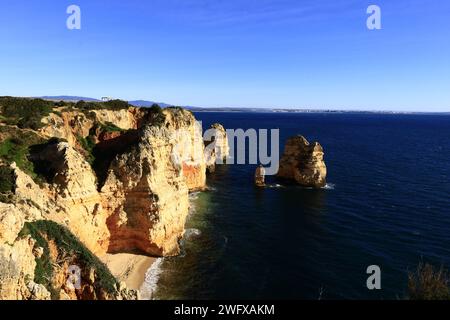 Ponta da Piedade ist eine Landzunge mit einer Gruppe von Felsformationen entlang der Küste der Stadt Lagos in der portugiesischen Region der Algarve Stockfoto