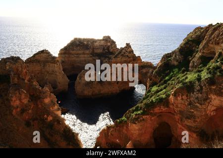 Ponta da Piedade ist eine Landzunge mit einer Gruppe von Felsformationen entlang der Küste der Stadt Lagos in der portugiesischen Region der Algarve Stockfoto