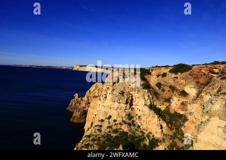 Ponta da Piedade ist eine Landzunge mit einer Gruppe von Felsformationen entlang der Küste der Stadt Lagos in der portugiesischen Region der Algarve Stockfoto