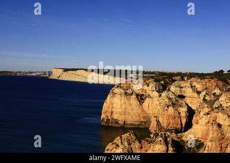 Ponta da Piedade ist eine Landzunge mit einer Gruppe von Felsformationen entlang der Küste der Stadt Lagos in der portugiesischen Region der Algarve Stockfoto