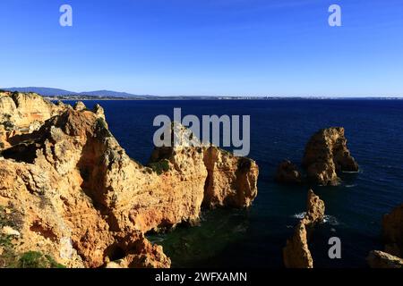 Ponta da Piedade ist eine Landzunge mit einer Gruppe von Felsformationen entlang der Küste der Stadt Lagos in der portugiesischen Region der Algarve Stockfoto