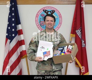 Oberst Jess Curry, der Kommandant des US Army Corps of Engineers Hawai’i Wildfire Recovery Field Office, hat eine besondere Botschaft an die Schüler der 7. Und 8. Klasse von Luann Starr von der Irvington Middle School in New York: im Namen des gesamten Teams des U.S. Army Corps of Engineers, das den Menschen von Maui dabei hilft, sich von den verheerenden Bränden im August 2023 zu erholen, vielen Dank an Frau Luann Starr und ihre Schüler der 7. und 8. Klasse von Irvington Middle School, dass sie uns so tolle Pflegepakete und herzliche Briefe für die Weihnachtszeit geschickt haben. Deine Freundlichkeit hat unsere Seele gehoben, Ma Stockfoto