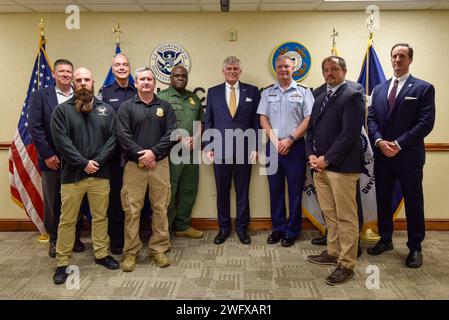 Vertreter der Führung der Homeland Security Task Force-Southeast United Command trafen sich mit der US-Botschaft Port-au-Prince, Haiti, Chargé d’Affaires Eric Stromayer, um die Operation Vigilant Sentry Posture und andere Initiativen zur maritimen Sicherheit im Coast Guard District Seven in Miami, Florida, am 8. Januar 2024 zu erörtern. Die HSTF-SE wurde 2003 gegründet und koordiniert häufig die Bemühungen mehrerer Bundes-, Landes- und Kommunalbehörden, um im Rahmen des OVS-Plans von 2004 auf Ereignisse der maritimen Migration im gesamten Karibischen Meer reagieren zu können. Stockfoto