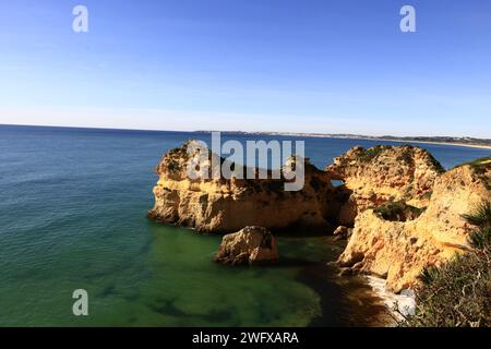 Ponta da Piedade ist eine Landzunge mit einer Gruppe von Felsformationen entlang der Küste der Stadt Lagos in der portugiesischen Region der Algarve Stockfoto