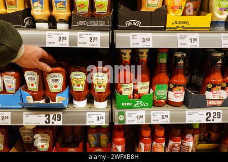 Ketchup-Sortiment in einem Supermarkt Stockfoto