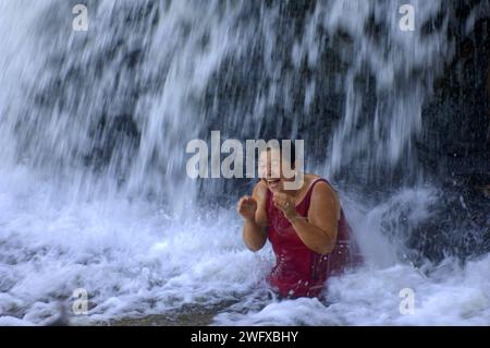 Kambodschanische Frau beim Baden am Phnom Kulen Wasserfall, Phnom Kulen Nationalpark, Kambodscha. Stockfoto