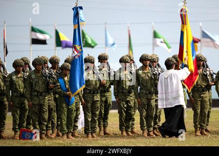 Lokale kolumbianische religiöse Führer segnen die Infantes de Marina de Colombia (kolumbianische Marines) während der Rekruten-Vereidigung in der Base de Entrenamiento de Marina in Coveñas, Kolumbien, 11. Januar 2023 mit Weihwasser. Zum ersten Mal in der kolumbianischen Geschichte absolvierten 60 Frauen das Juramento de Bandera de Infantes de Marina, nachdem sie drei Monate lang Rekrutierungstraining absolviert hatten und sich in die Reihen der kolumbianischen Marineinfanterie eintraten. Die US-Marines nahmen an der Zeremonie Teil, um Solidarität zu zeigen und den bedeutenden Beitrag der Partnerländer zu den Prinzipien von Frauen, Frieden und Sicherheit zu unterstützen Stockfoto