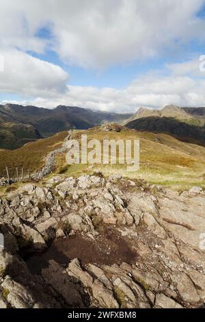 Die Fjells am Kopf von Langdale, von Lingmoor aus gesehen, fielen in den Lake District National Park. Stockfoto