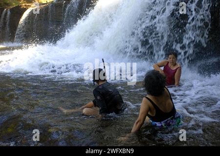 Drei einheimische kambodschanische Frauen baden im Phnom Kulen Wasserfall, Phnom Kulen Nationalpark, Kambodscha. Stockfoto