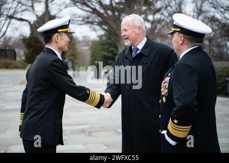 Stellvertretender Leiter der Marineoperationen für Personal, Personal und Ausbildung der US Navy Vize ADM Rick Cheeseman, rechts, und der stellvertretende Stabschef des Arlington National Cemetery, Bob Quackenbush, Zentrum, begrüßt den Chef der Marineoperationen für die Republik Korea ADM. Yang Yong-Mo, nach seiner Ankunft auf dem Arlington National Cemetery, Arlington, Virginia, 30. Januar 2024. Yong-Mo war beim ANC, um an einer Zeremonie der Navy Full Honors Wreath am Grab des unbekannten Soldaten teilzunehmen. Stockfoto