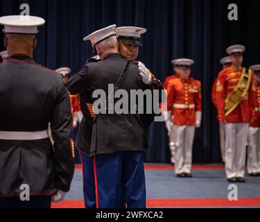 Sergeant Major Jesse J. Dorsey, scheidender Sergeant Major, Marine Barracks Washington, und Colonel Robert A. Sucher, befehlender Offizier, MBW, umarmen sich während einer Entlastungs- und Ernennungszeremonie am 29. Januar 2024 in MBW. Major Jimmy F. Richard, der Sgt Major Jesse J. Dorsey entließ und 2001 in das Marine Corps eintrat, entsandte und nahm an zahlreichen Operationen Teil, absolvierte acht Zyklen als Bohrlehrer und diente kürzlich als Major der Rekrutierungsstation Jacksonville, FL. Stockfoto