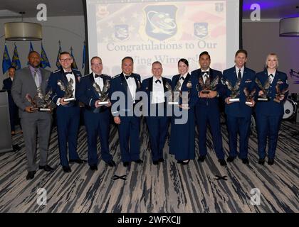 Am 6. Januar 2023 posierten die Gewinner des Banketts „Outstanding Airman of the Year“ im 195. Flügel für ein Foto auf der Naval Air Station North Island, Kalifornien. Die Veranstaltung brachte die besten Flieger und Zivilisten aus der anderen Seite des Flügels zusammen und erkannte sie. Stockfoto