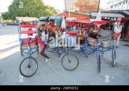 Toliara, Madagaskar - 1. Mai 2019: Gruppe unbekannter madagassischer Männer mit ihren Fahrrad-Rikscha-Wagen, die auf Passagiere warteten und vor der Kamera posierten. Diese t Stockfoto