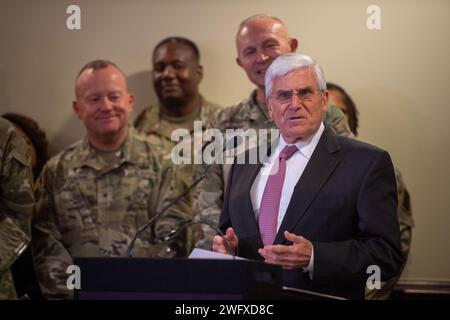 Der pensionierte Stabschef der US-Armee General George W. Casey Jr., Right, spricht während einer Aufstiegszeremonie für Generalmajor der US-Armee Anthony R. Hale, den stellvertretenden Stabschef des Geheimdienstes, im Patriot Room des Pentagon in Arlington, Virginia, am 3. Januar 2024. Hale wurde während der Zeremonie in den Rang eines Generalleutnants befördert, der vom Stabschef der US Army General Randy A. George amtiert wurde. Stockfoto