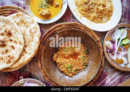 Typisch arabisches Essen im einfachen pakistanischen Restaurant, Linsen, Pitta Fladenbrot, Reis und Suppe - Blick von oben Stockfoto