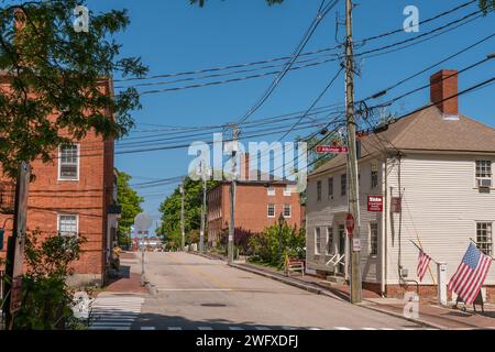 Portsmouth, NH, USA. 12. Juli 2023: Straßenszene in der Touristenstadt am Meer in Neuengland. Stockfoto