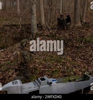 US-Marines mit 2nd Light Armored Reconnaissance, Battalion Landing Team 1/8, 24th Marine Expeditionary Unit, bergen eine simulierte Drohne während einer taktischen Bergung von Flugzeugpersonal (TRAP) in Fort Barfoot, Virginia, am 10. Januar 2024. Durch die Ausbildung VON FALLENFALLEN wird die Fähigkeit der MEU verbessert, isoliertes Personal und Flugzeuge in feindlichen, unsicheren und freizügigen Umgebungen zurückzugewinnen. Die Expeditionary Operations Training Group (EOTG) stärkt die Fähigkeit der MEU, Operationen mit besonderen Fähigkeiten durchzuführen, indem sie das Befehlselement (CE), das Aviation Combat Element (ACE) und das Ground Combat Element (GCE) ausbildet. Realistisch Stockfoto