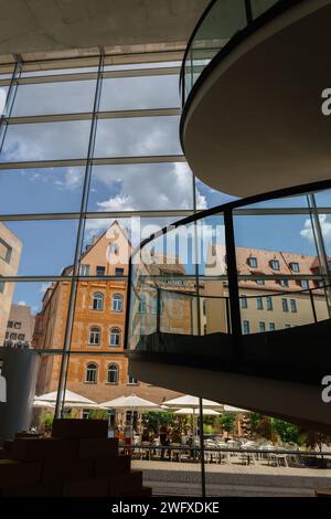 Nürnberg, Deutschland - 19. Juli 2023: Panoramablick auf wunderschöne Häuser und Dächer der Altstadt durch Glasfenster der modernen Kunst Neues Museum von Nürnberg, Franken, Bayern Stockfoto