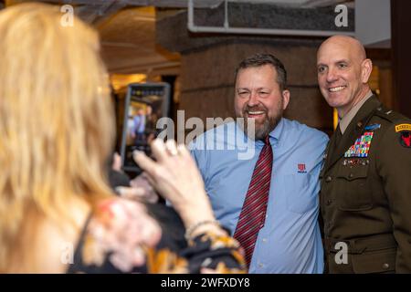 Armee Brig. General Jason Benson, Assistant Division Commander – Manöver der 34. Red Bull Infantry Division der Minnesota National Guard, wird während einer Veranstaltung im Minnesota State Capitol am 13. Januar 2024 befördert. Die Beförderung kommt, als Benson und mehr als 500 Red Bulls sich auf einen bevorstehenden Einsatz im Nahen Osten vorbereiten. „Wir befördern Menschen nicht zum Brigadegeneral, weil sie es bereits getan haben“, sagte Generalmajor Charles Kemper, Kommandeur der 34. Infanteriedivision. „Wir fördern sie auf der Grundlage ihres Führungspotenzials.“ Stockfoto