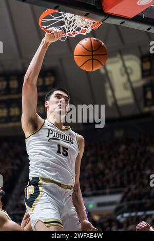 West Lafayette, Indiana, USA. Januar 31, 2024. Purdue Boilermakers Center ZACH EDEY (15) mit einem Dunk während des NCAA menÃs Basketballspiels zwischen den Northwestern Wildcats und den Purdue Boilermakers, Mittwoch, 31. Januar 2024, in der Mackey Arena in West Lafayette, Ind (Kreditbild: © David Wegiel/ZUMA Press Wire) NUR REDAKTIONELLE VERWENDUNG! Nicht für kommerzielle ZWECKE! Stockfoto