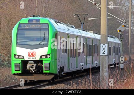S-Bahn Rhein/Ruhr Linie S9 die S9 der DB-Regio S-Bahn Rhein/Ruhr durchfährt einen landschaftlich attraktiven Bereich zwischen Essen und Wuppertal zur Winterzeit. Essen Nordrhein-Westfalen Deutschland *** S-Bahn Rhein-Ruhr-Linie S9 die S9 der DB Regio S-Bahn Rhein Ruhr verläuft während der Wintersaison Essen Nordrhein-Westfalen Deutschland durch ein malerisches Gebiet zwischen Essen und Wuppertal Stockfoto