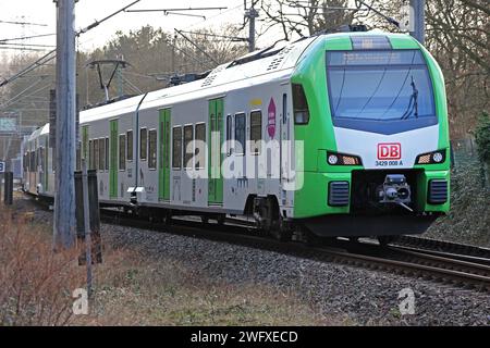 S-Bahn Rhein/Ruhr Linie S9 die S9 der DB-Regio S-Bahn Rhein/Ruhr durchfährt einen landschaftlich attraktiven Bereich zwischen Essen und Wuppertal zur Winterzeit. Essen Nordrhein-Westfalen Deutschland *** S-Bahn Rhein-Ruhr-Linie S9 die S9 der DB Regio S-Bahn Rhein Ruhr verläuft während der Wintersaison Essen Nordrhein-Westfalen Deutschland durch ein malerisches Gebiet zwischen Essen und Wuppertal Stockfoto